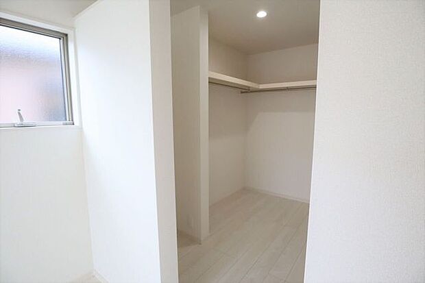 ◇ウォークインクローゼット◇　同仕様季節物のお洋服などしっかり収納できます♪旅行鞄などかさばる収納もすっきり片付きますね♪