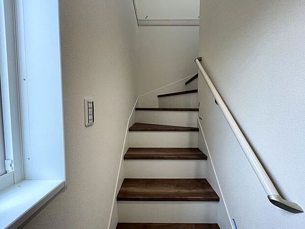 ◇階段◇ 同仕様手すり付きの階段♪段差を緩やかに設計していますので、小さなお子様やご年配の方にも安心です♪