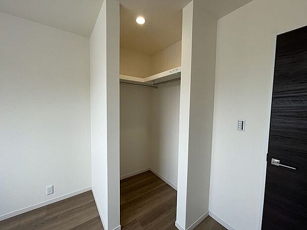 ◇ウォークインクローゼット◇ 同仕様季節物のお洋服などしっかり収納できます♪旅行鞄などかさばる収納もすっきり片付きますね♪