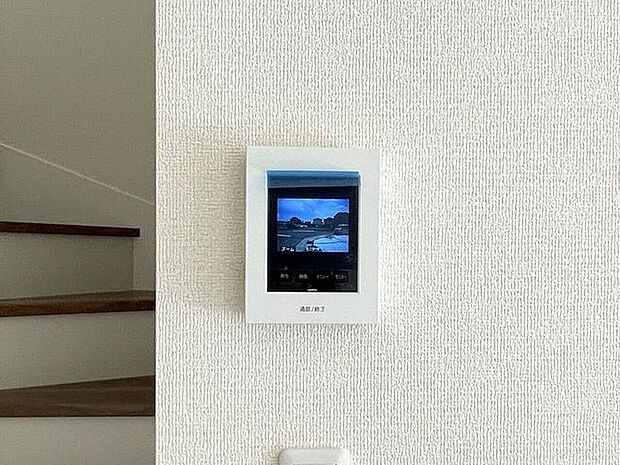○カラーモニター付インターホン○ 同仕様不在時の訪問は自動で録画されます。訪問者の顔が確認できるのでお子様の留守番にも安心です♪