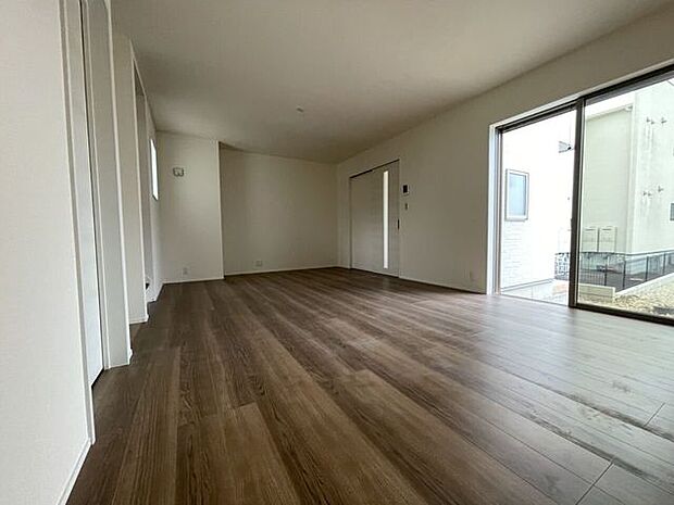 ◇リビング◇　同仕様南面を広く取ったリビングは日当たり良好です♪一家団欒の時間が増えそうですね♪