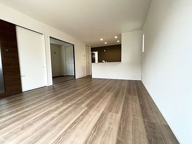 ◇リビング◇ 同仕様南面を広く取ったリビングは日当たり良好です♪一家団欒の時間が増えそうですね♪