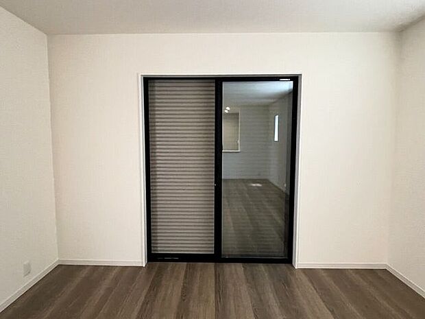 ○シャッター雨戸○ 同仕様開閉に力が要らないシャッターを採用しています♪外出時や旅行時の防犯、台風など雨風の強い日にも安心ですね♪