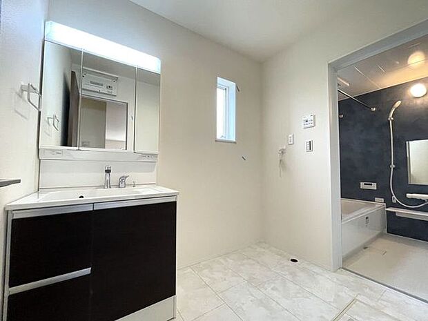 ◇洗面所◇ 同仕様シャワー付き洗面化粧台♪三面鏡付で朝の身支度もラクラクです♪