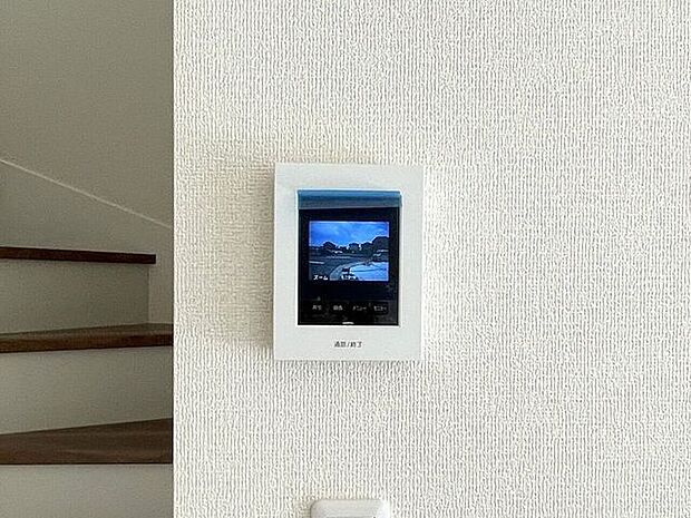 ○カラーモニター付インターホン○　同仕様不在時の訪問は自動で録画されます。訪問者の顔が確認できるのでお子様の留守番にも安心です♪