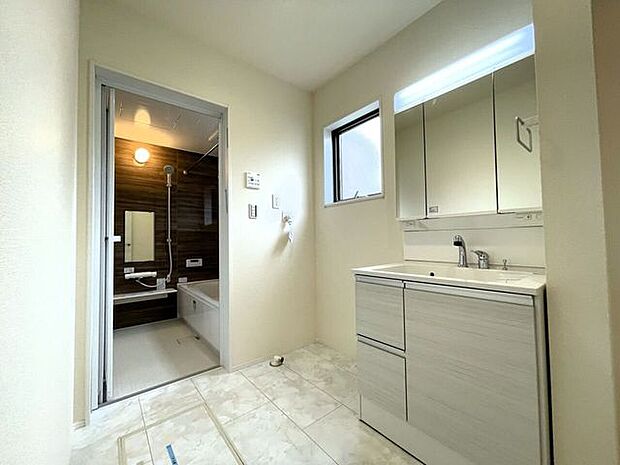 ◇洗面所◇　同仕様シャワー付き洗面化粧台♪三面鏡付で朝の身支度もラクラクです♪