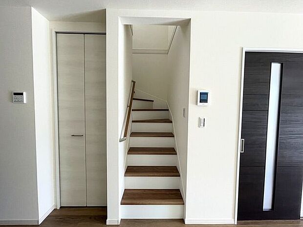 ◇階段◇ 同仕様手すり付きの階段♪段差を緩やかに設計していますので、小さなお子様やご年配の方にも安心です♪