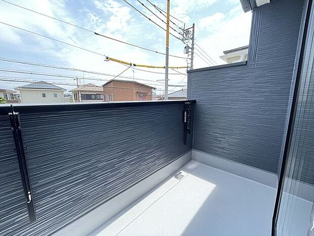 ◇バルコニー◇ 同仕様陽当たりが良く洗濯物が良く乾きそうです♪便利な洗濯金物が付いています。