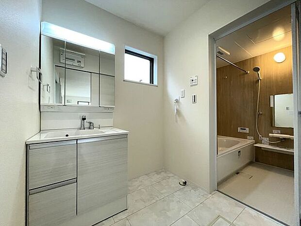 ◇洗面所◇ 同仕様シャワー付き洗面化粧台♪三面鏡付で朝の身支度もラクラクです♪