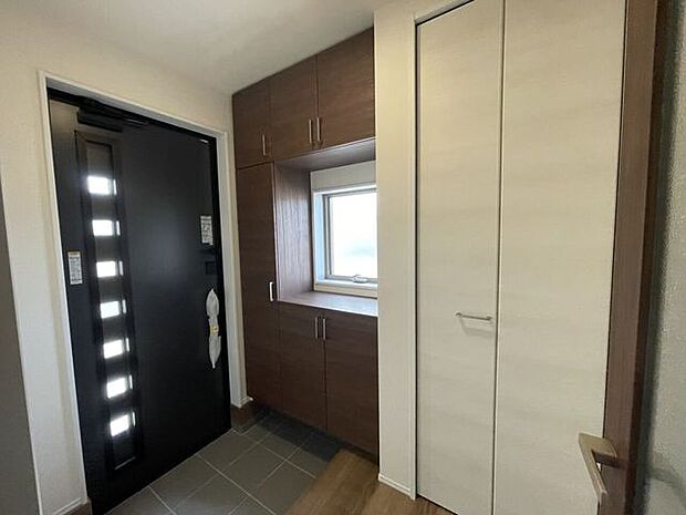 玄関シューズボックス付きの玄関♪玄関がスッキリとお使いいただけます♪