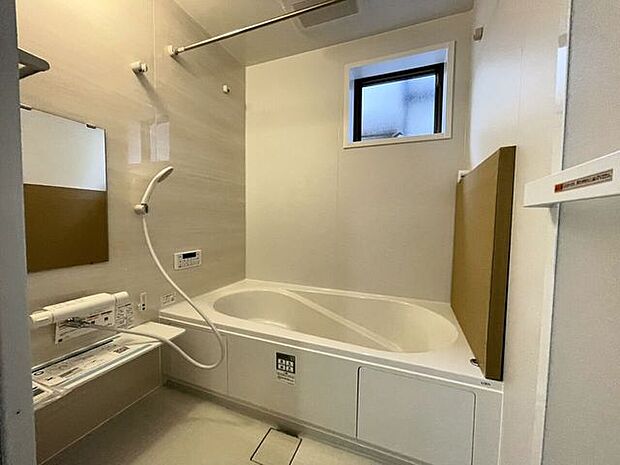 浴室一坪サイズの浴室で足が伸ばせて快適です♪浴室暖房乾燥機付で、雨の日でも洗濯物が乾かせます♪