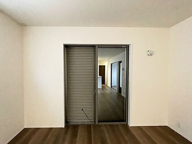 シャッター雨戸開閉に力が要らないシャッターを採用しています♪外出時や旅行時の防犯、台風など雨風の強い日にも安心ですね♪