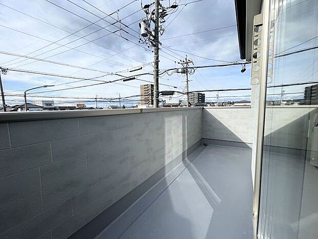 バルコニー南向きバルコニー♪陽当たりが良く洗濯物が良く乾きそうです♪便利な洗濯金物が付いています。