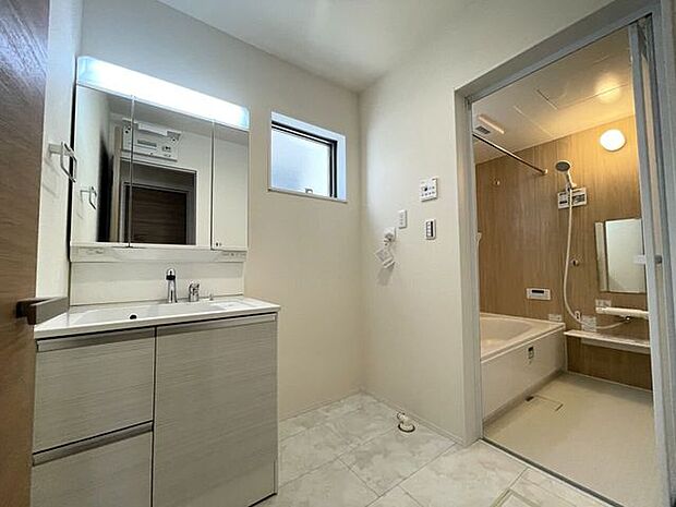 ◇洗面所◇シャワー付き洗面化粧台♪三面鏡付で朝の身支度もラクラクです♪