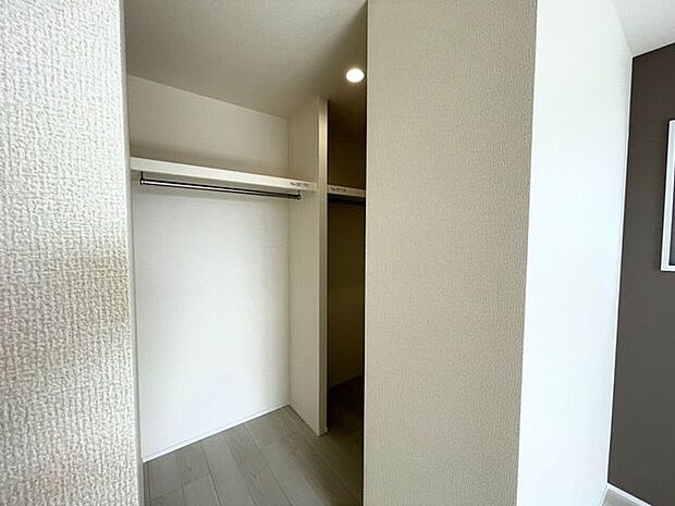 ◇ウォークインクローゼット◇季節物のお洋服などしっかり収納できます♪旅行鞄などかさばる収納もすっきり片付きますね♪