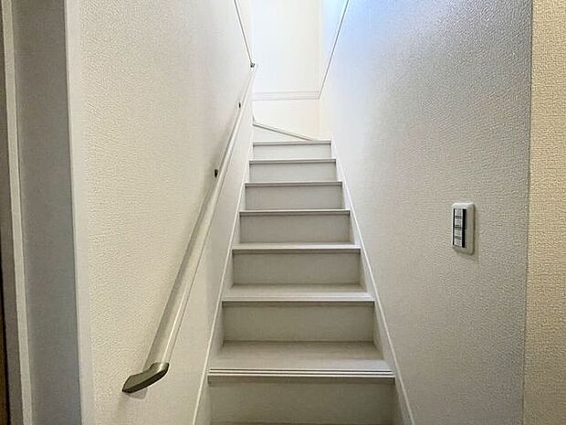 ◇階段◇手すり付きの階段♪段差を緩やかに設計していますので、小さなお子様やご年配の方にも安心です♪