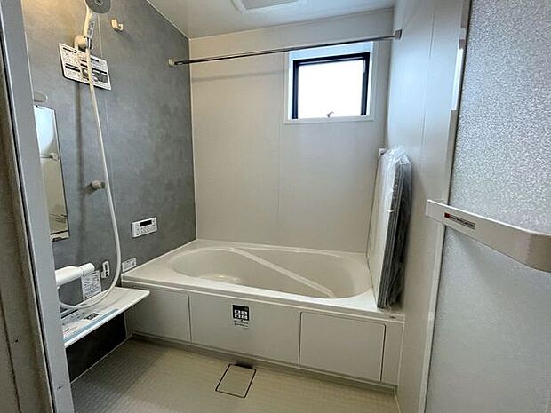 ◇浴室◇ 一坪サイズの浴室で足が伸ばせて快適です♪浴室暖房乾燥機付で、雨の日でも洗濯物が乾かせます♪