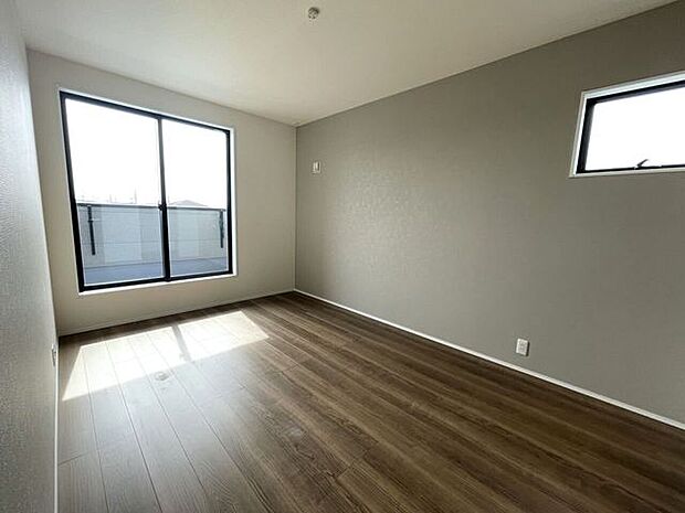 ◇洋室6.7帖◇2面採光のお部屋は明るく風通しが良いです♪収納もしっかり出来ますよ!