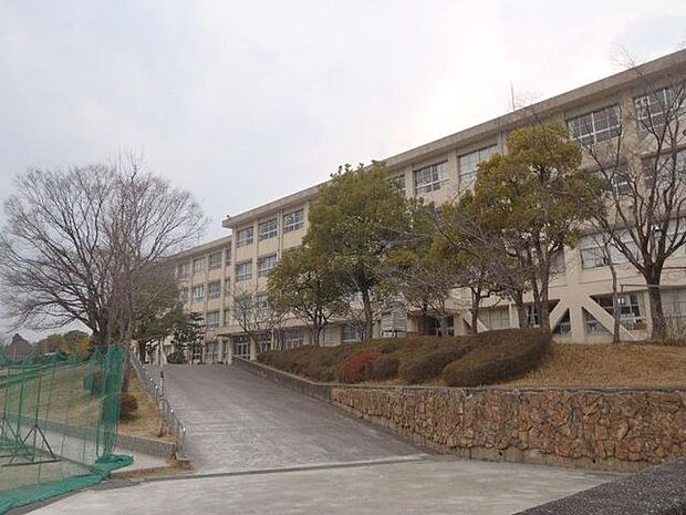 春日井市立高森台中学校 290m