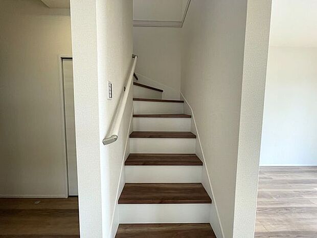 ◇リビング階段◇ご家族と自然と顔を合わせられるリビング階段仕様♪