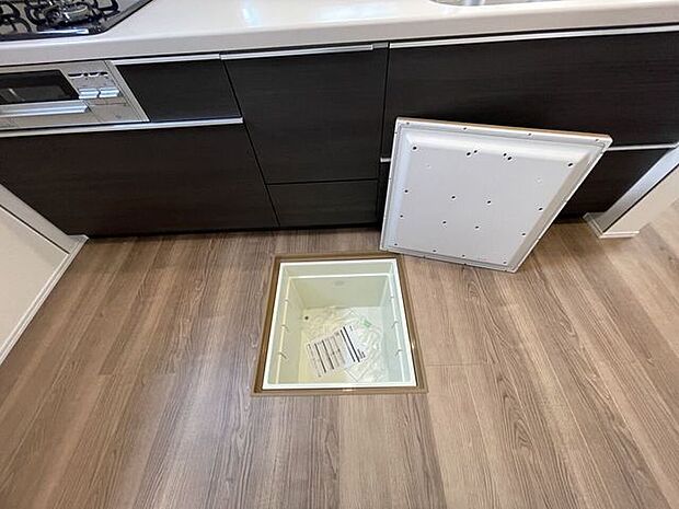 ○床下収納○　あまり使わないものの収納に是非！キッチンがスッキリ片付きます♪