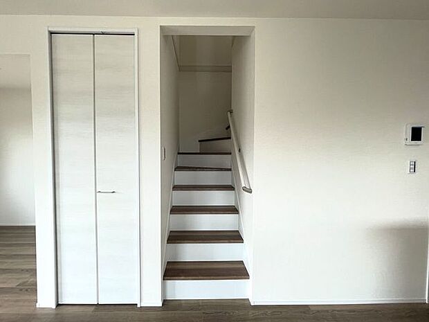 階段手すり付きの階段♪段差を緩やかに設計していますので、小さなお子様やご年配の方にも安心です♪