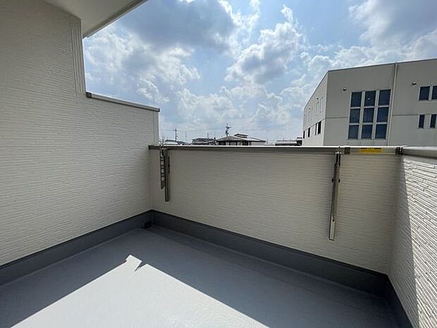 ◇インナーバルコニー◇　急な雨も安心のインナーバルコニー♪外からお洗濯物が見えにくくプライバシーも守れますね♪