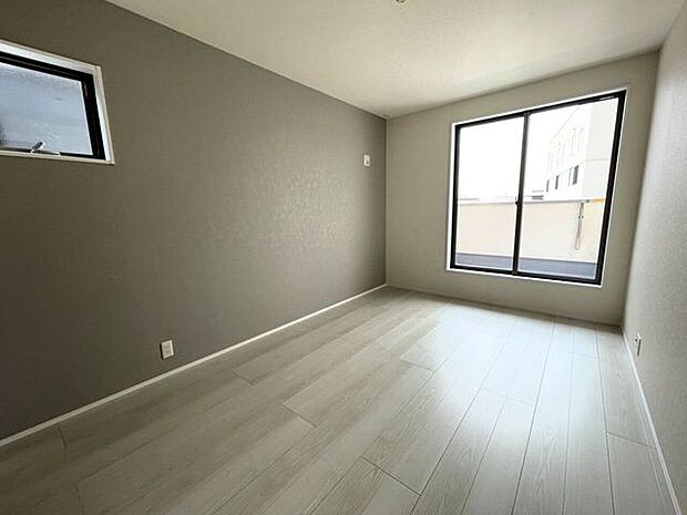 ◇洋室6.7帖◇2面採光のお部屋は明るく風通しが良いです♪収納もしっかり出来ますよ！