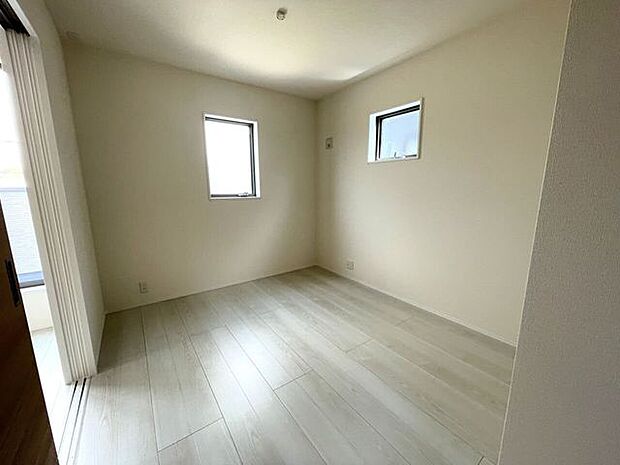 ◇洋室5.4帖◇続き間になっていて開放感がありお部屋を広くお使いいただけます♪