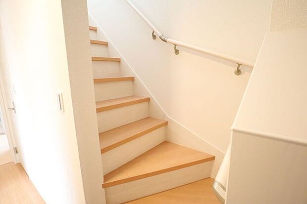 ◇階段◇　同仕様手すり付きの階段♪段差を緩やかに設計していますので、小さなお子様やご年配の方にも安心です♪