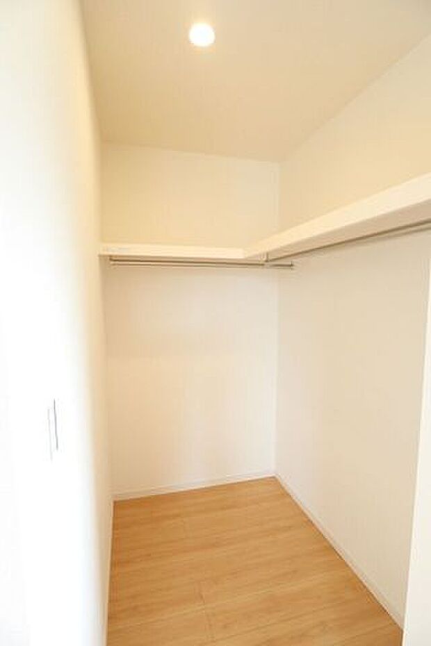 ◇ウォークインクローゼット◇　同仕様季節物のお洋服などしっかり収納できます♪旅行鞄などかさばる収納もすっきり片付きますね♪