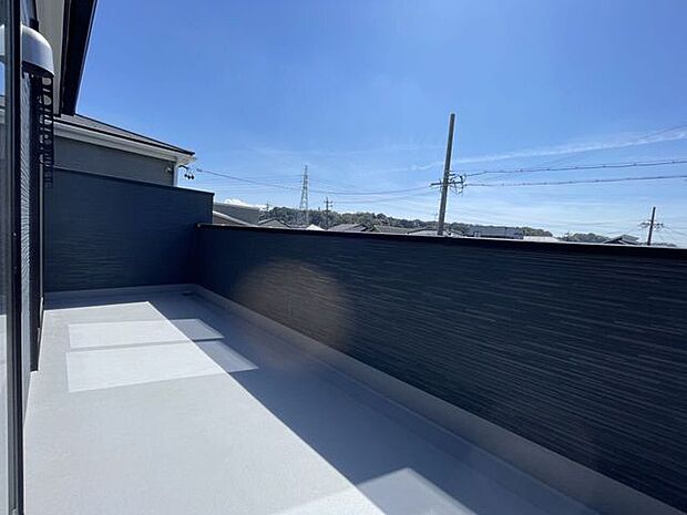 ◇バルコニー◇南向きバルコニー♪陽当たりが良く洗濯物が良く乾きそうです♪便利な洗濯金物が付いています。