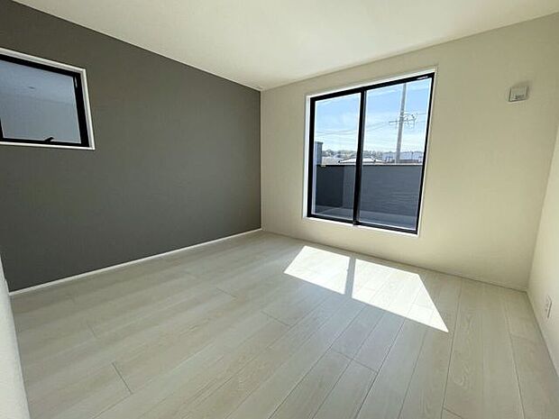 ◇洋室7.7帖◇ゆとりのある広さです♪アクセントクロスがおしゃれです♪