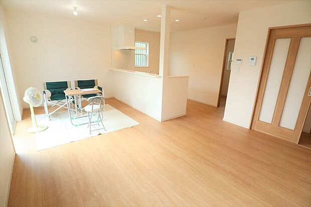 ◇リビング◇　同仕様南面を広く取ったリビングは日当たり良好です♪一家団欒の時間が増えそうですね♪