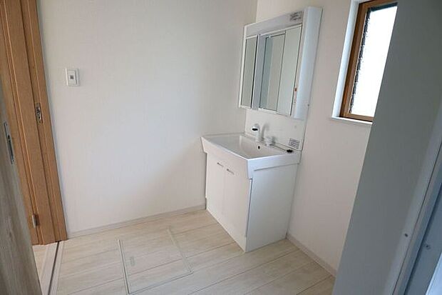 ◇洗面所◇　同仕様シャワー付き洗面化粧台♪三面鏡付で朝の身支度もラクラクです♪