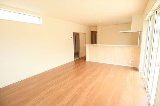 ◇リビング◇ 同仕様南面を広く取ったリビングは日当たり良好です♪一家団欒の時間が増えそうですね♪