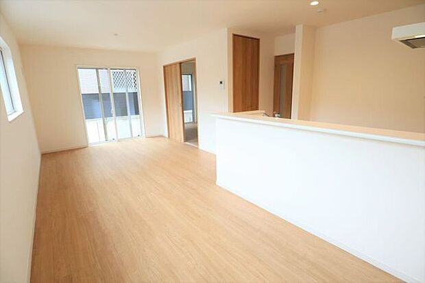 ◇リビング◇　同仕様南面を広く取ったリビングは日当たり良好です♪一家団欒の時間が増えそうですね♪