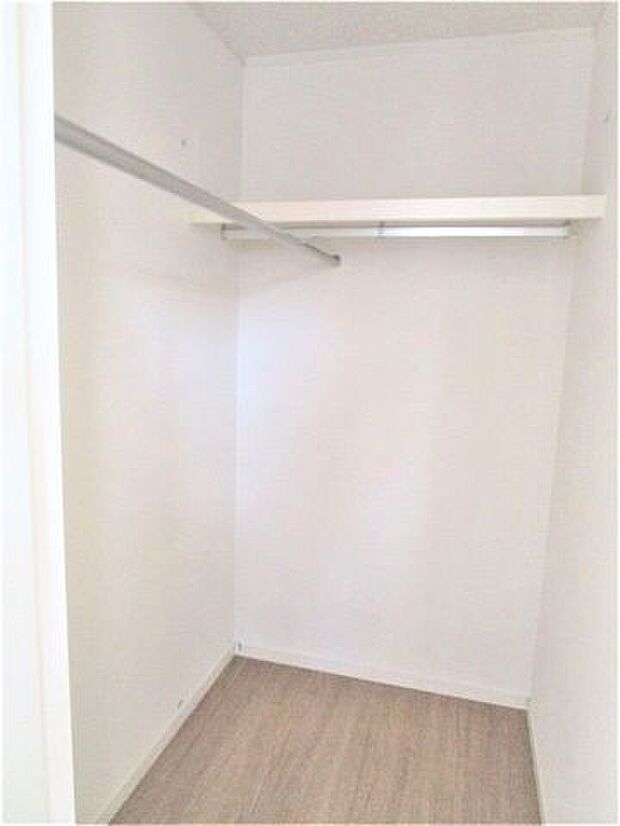 ◇ウォークインクローゼット◇　同仕様季節物のお洋服などしっかり収納できます♪旅行鞄などかさばる収納もすっきり片付きますね♪