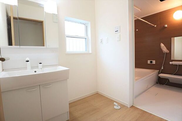 ◇洗面所◇　同仕様シャワー付き洗面化粧台♪三面鏡付で朝の身支度もラクラクです♪