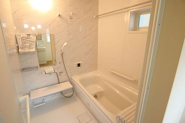 ◇浴室◇ 同仕様一坪サイズの浴室で足が伸ばせて快適です♪浴室暖房乾燥機付で、雨の日でも洗濯物が乾かせます♪