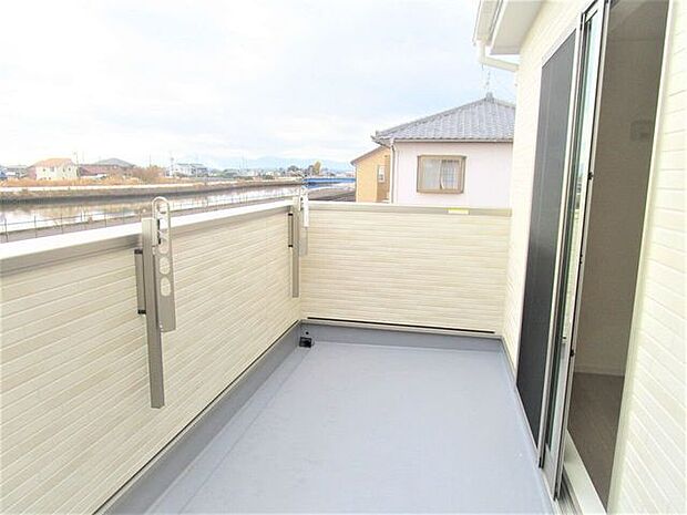 ◇バルコニー◇ 同仕様陽当たりが良く洗濯物が良く乾きそうです♪便利な洗濯金物が付いています。