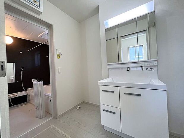 ◇洗面所◇ シャワー付き洗面化粧台♪三面鏡付で朝の身支度もラクラクです♪