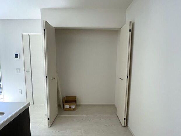 ◇パントリー◇ キッチン用品などもスッキリ片付くパントリー付き♪