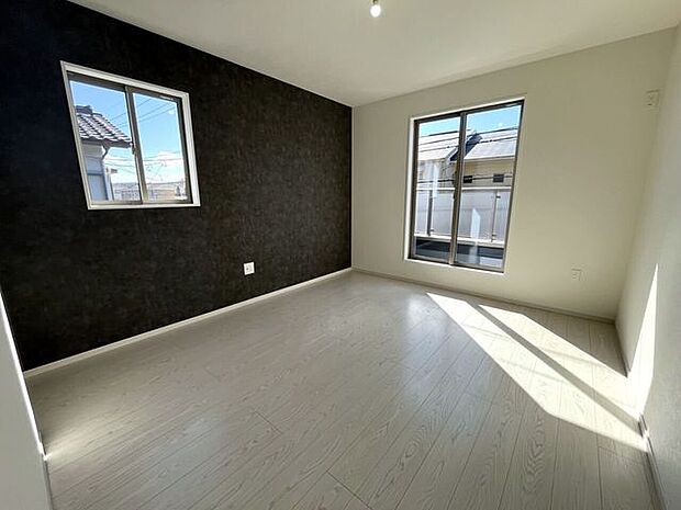 ◇洋室7.7帖◇アクセントクロスがおしゃれです♪ゆとりのある広さです♪