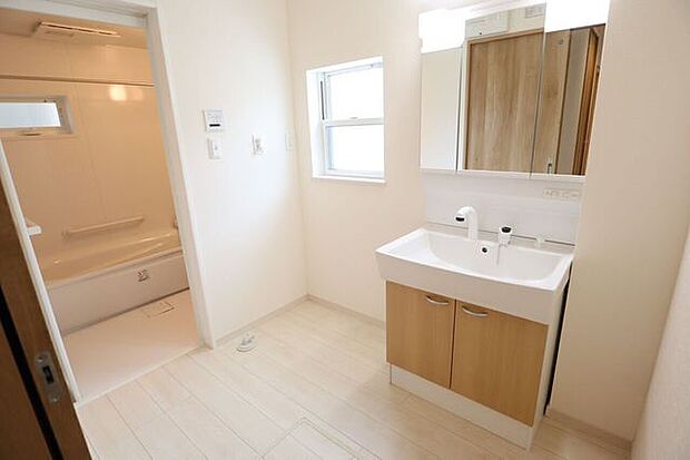 ◇洗面所◇ 同仕様シャワー付き洗面化粧台♪三面鏡付で朝の身支度もラクラクです♪