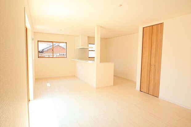 ◇リビング◇　同仕様南面を広く取ったリビングは日当たり良好です♪一家団欒の時間が増えそうですね♪