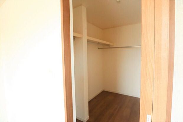 ◇ウォークインクローゼット◇　同仕様季節物のお洋服などしっかり収納できます♪旅行鞄などかさばる収納もすっきり片付きますね♪