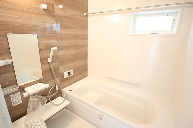 ◇浴室◇ 同仕様一坪サイズの浴室で足が伸ばせて快適です♪浴室暖房乾燥機付で、雨の日でも洗濯物が乾かせます♪