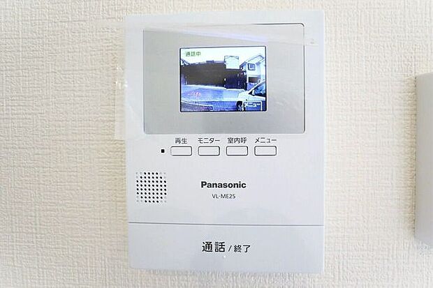 ○カラーモニター付インターホン○ 同仕様不在時の訪問は自動で録画されます。訪問者の顔が確認できるのでお子様の留守番にも安心です♪