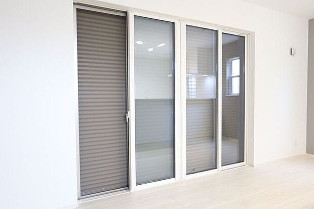 ○シャッター雨戸○ 同仕様開閉に力が要らないシャッターを採用しています♪外出時や旅行時の防犯、台風など雨風の強い日にも安心ですね♪
